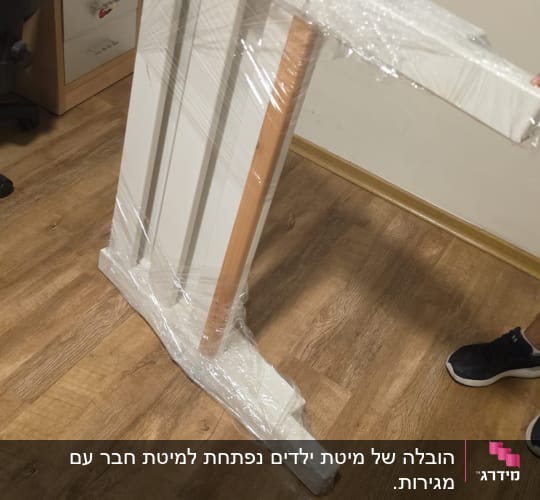 רהיט עץ עטוף בניילון נצמד המיועד להובלה